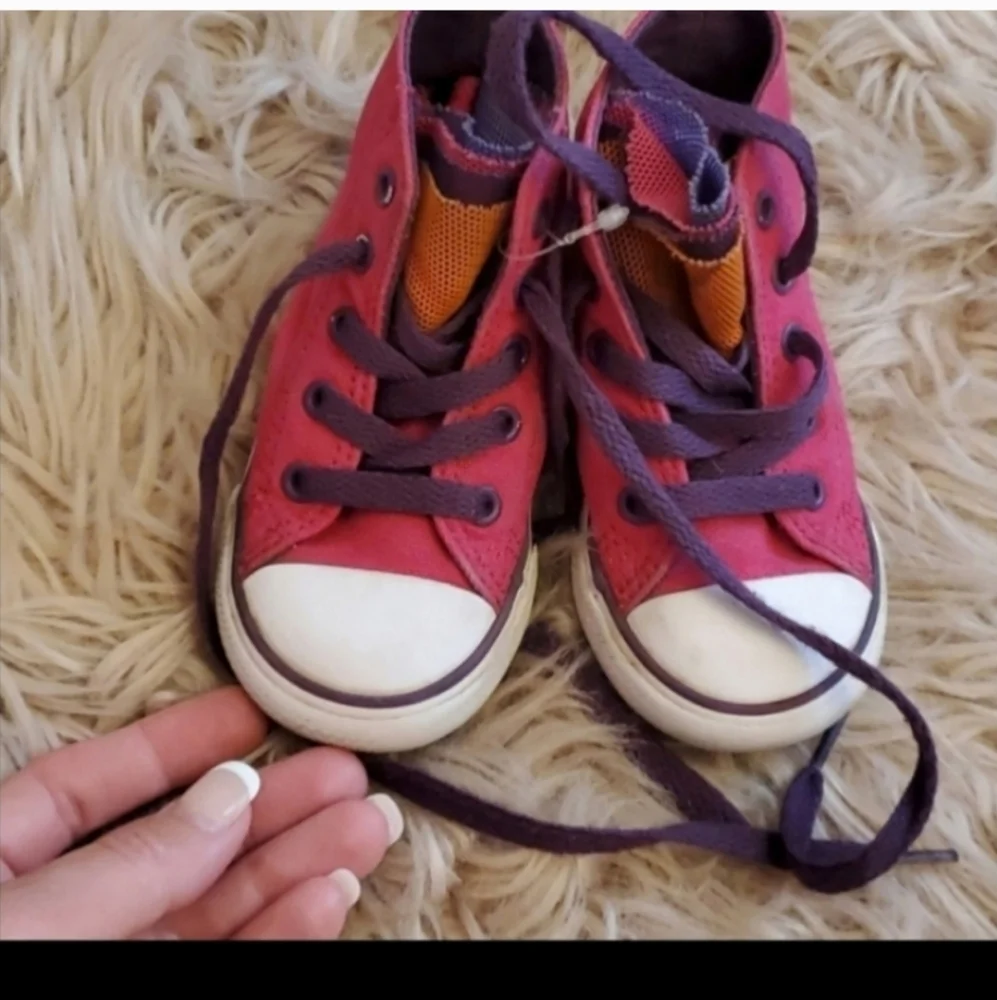 Convers  Kids size 6